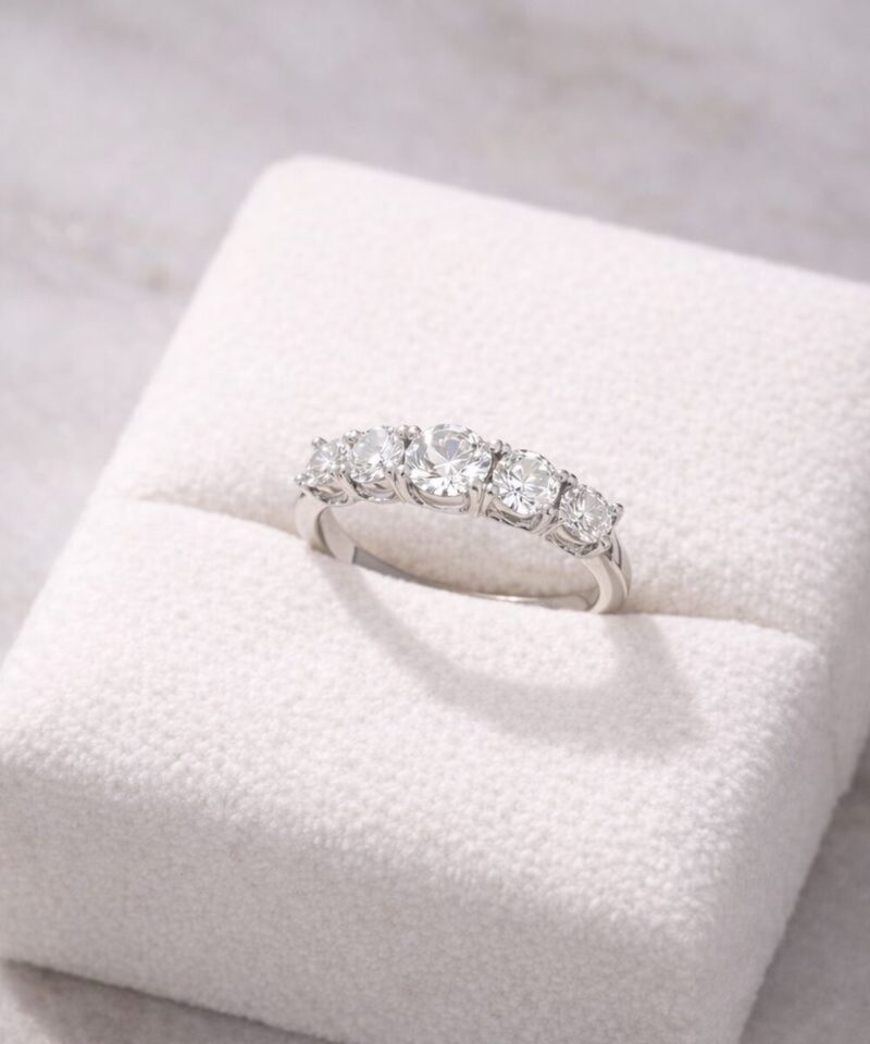 Alternative view of Anel Luxo 5 Pedras Moissanite 7 mm Lapidação Brilhante em Prata 925