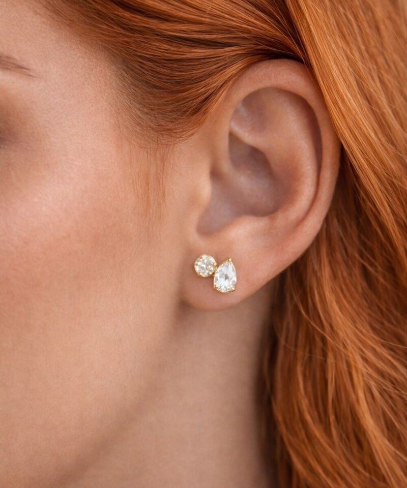 Alternative view of Brinco Gota Liso Dourado com Moissanite 4x6 mm 1,09 ct