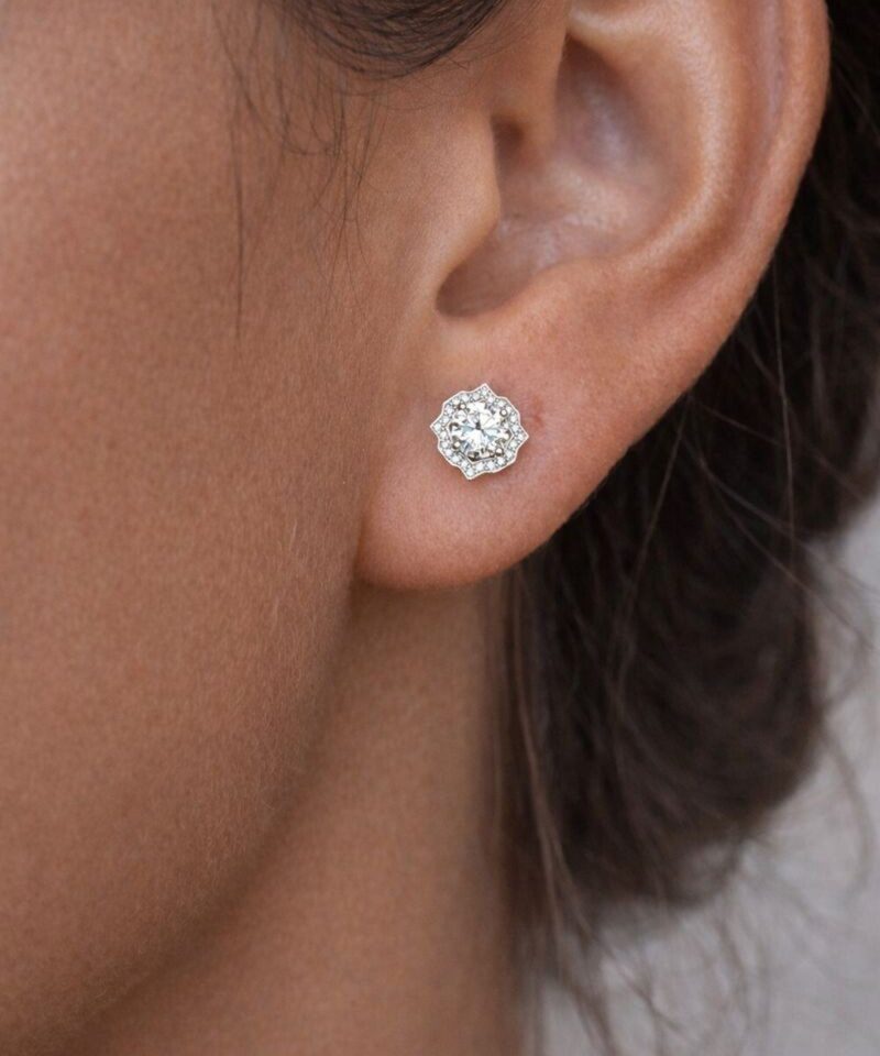 Alternative view of Brinco Ponto de Luz Glam Moissanite 4 mm 0,6 ct em Prata 925 com Ródio