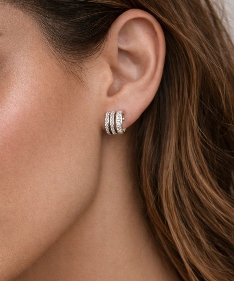 Alternative view of Brinco Argola Glam Cravejada Moissanite em Prata 925 com Banho de Ródio