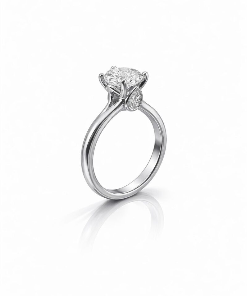 Anel Solitário Moissanite 10 mm e Gotas 4x6 mm em Prata 925 com Ródio