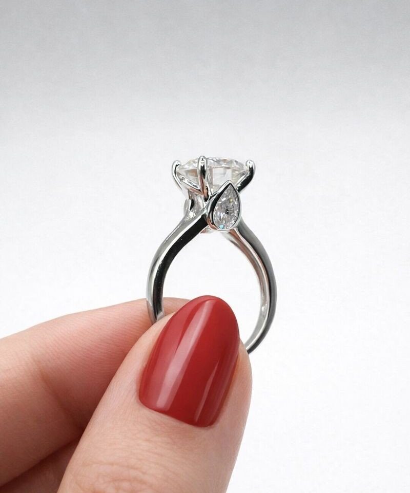 Alternative view of Anel Solitário Moissanite 10 mm e Gotas 4x6 mm em Prata 925 com Ródio