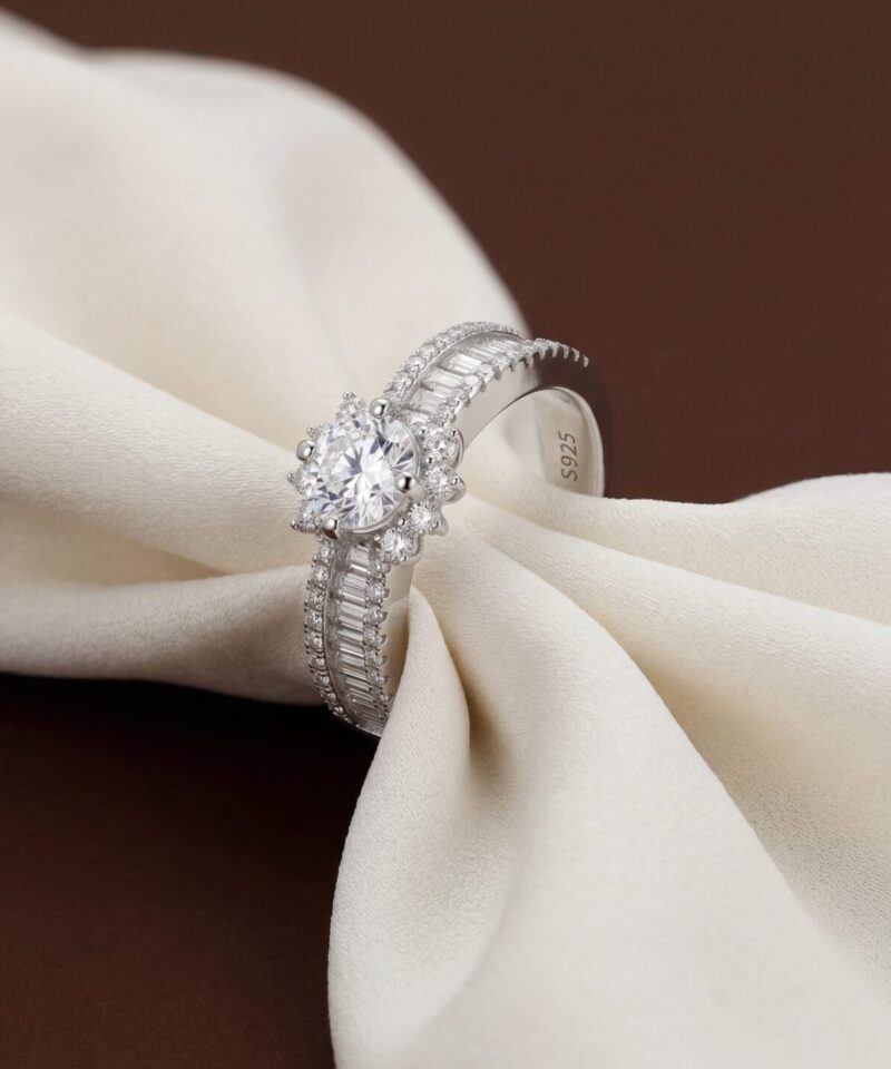 Alternative view of Anel Vibrante Moissanite Central 6 mm com Aro Cravejado