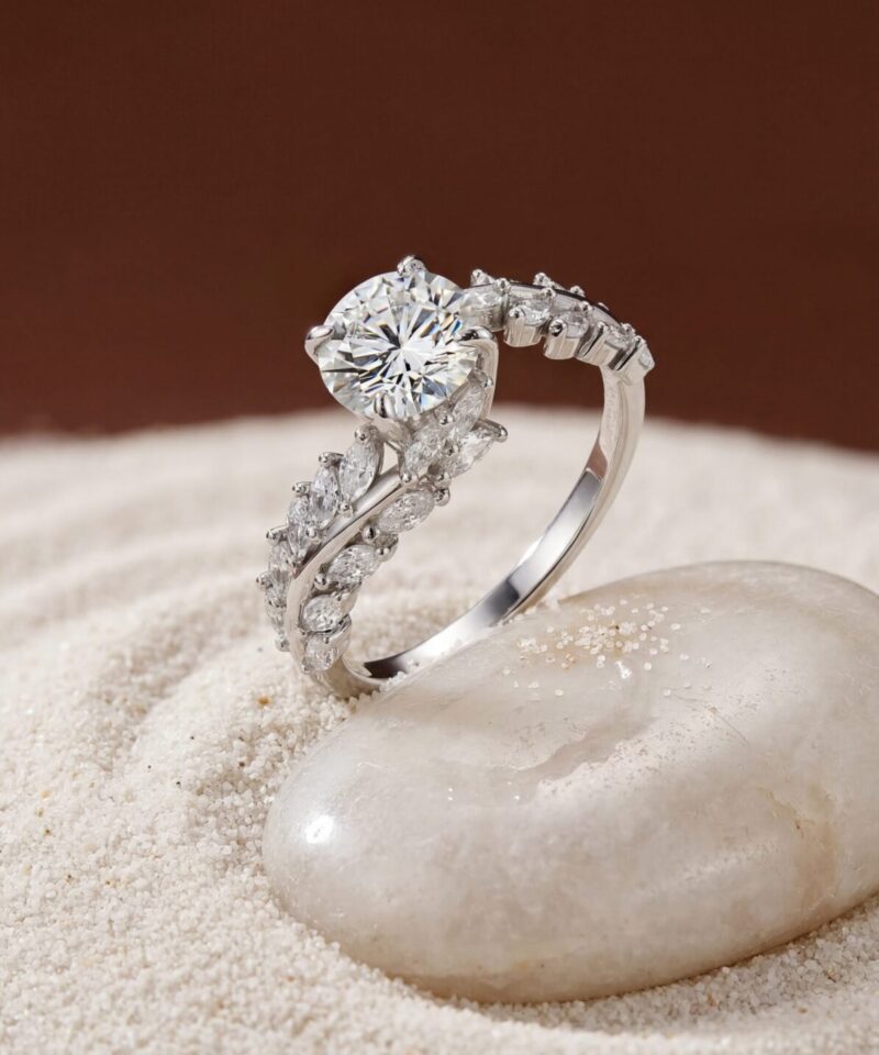 Alternative view of Anel Solitário Roses Moissanite 7 mm com Aro Cravejado Floral