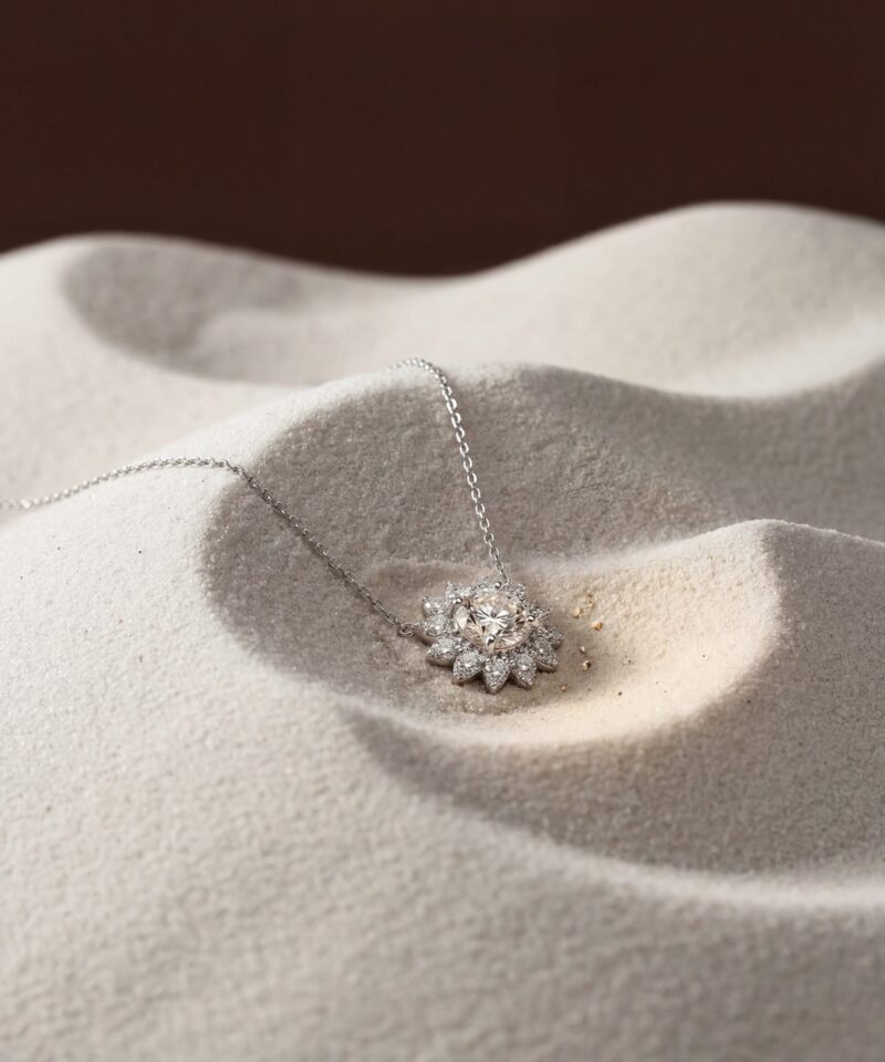 Alternative view of Colar Celesty com Moissanite Central 6,5 mm e Halo Luminoso