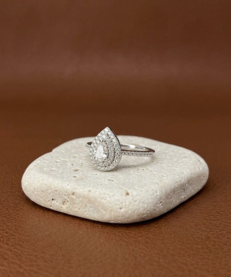 Alternative view of Anel Versales Moissanite 5 mm com Halo e Aro Cravejado
