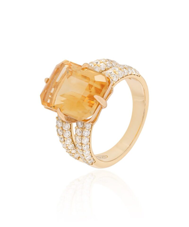 Anel dourado com citrino retangular 10 x 14 mm e aro com duas fileiras de cristais claros
