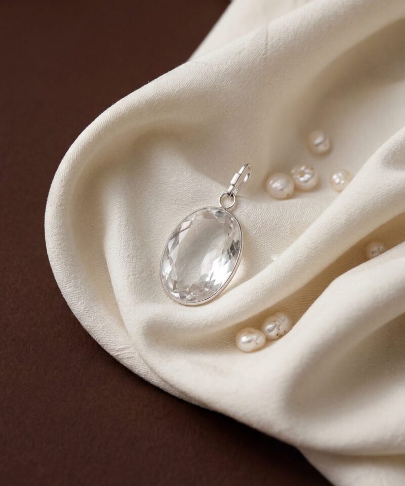 Alternative view of Pingente Oval com Cristal Lapidado e Design Atemporal