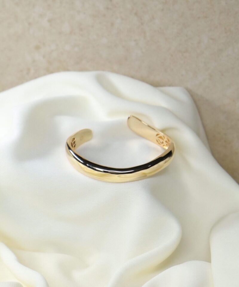 Alternative view of Bracelete Duna Aberto Ajustável com Banho Dourado Polido