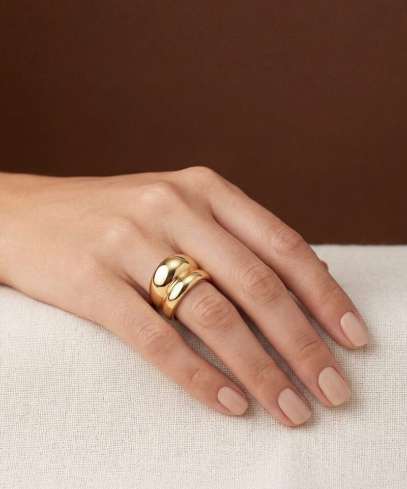 Alternative view of Anel Grand Curve Largo Curvo com Banho Dourado Polido