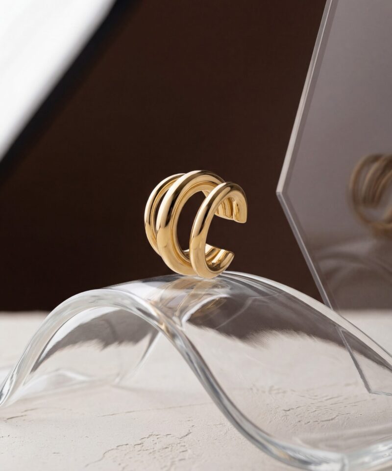 Alternative view of Brinco Piercing Fake Nexus Curve em Banho Dourado Polido