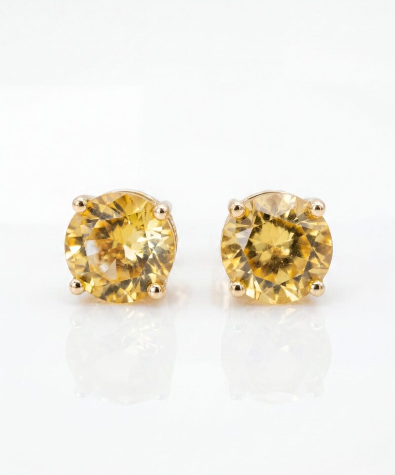 Par de brincos ponto de luz com citrino redondo de 8 mm, contorno de moissanites e banho de ouro 18K, fixação por quatro garras em flat lay