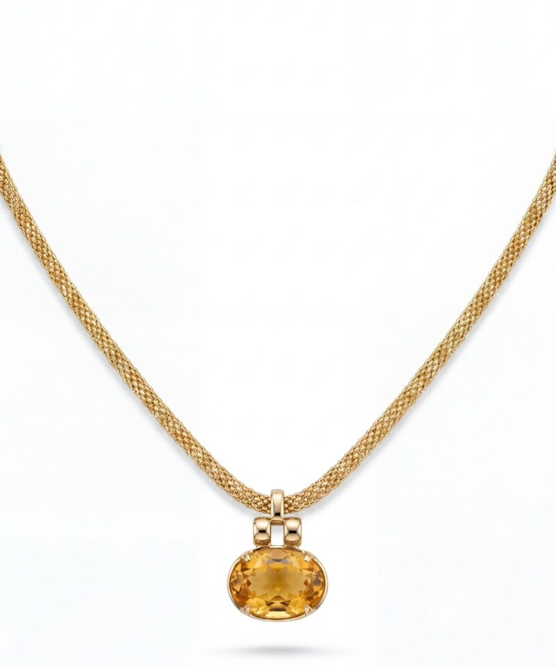 colar dourado com corrente trançada e pingente oval de cristal citrino alaranjado em fundo branco