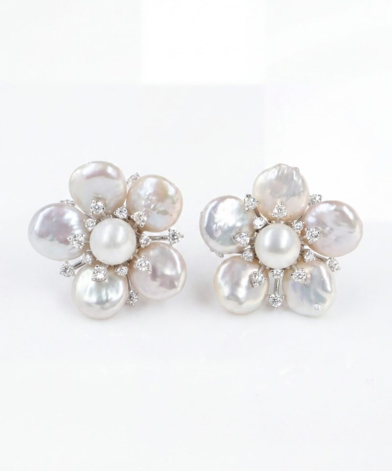 Brinco Flor Glam com Pérolas e Cravação de 2,5 mm