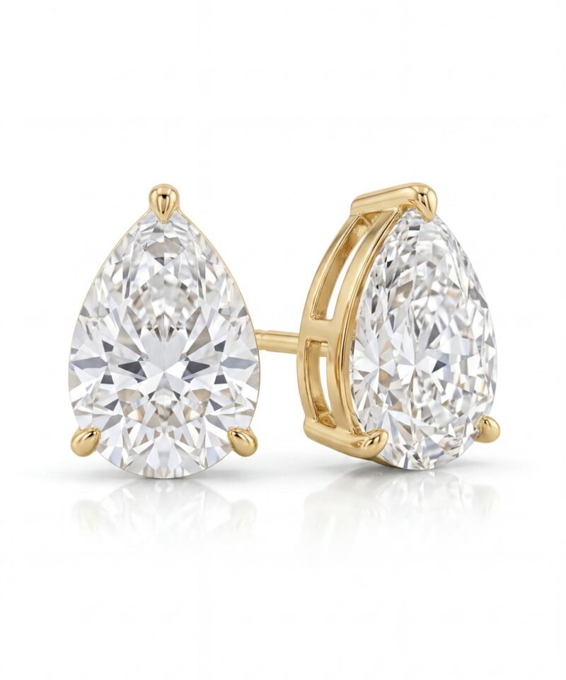 Par de brincos formato gota com cristal transparente de 7 mm, preso por garras em metal dourado com banho de ouro 18K, fixação por pino, fundo branco