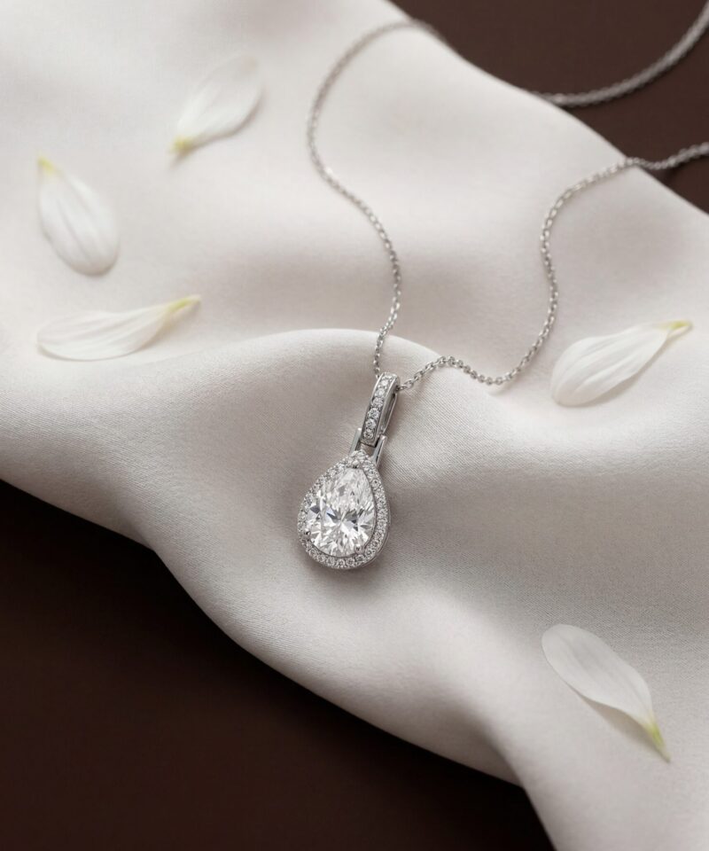 Alternative view of Pingente Gota Moissanite 10 mm com Halo Cravejado e Certificado GRA