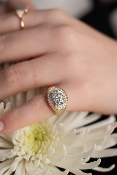 Alternative view of Anel Dedinho Petit Élise Moissanite 10x8 mm com Halo Cravejado