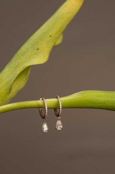 Alternative view of Brinco Argola Meia Cravação com Pingente Gota em Moissanite 3,41 ct