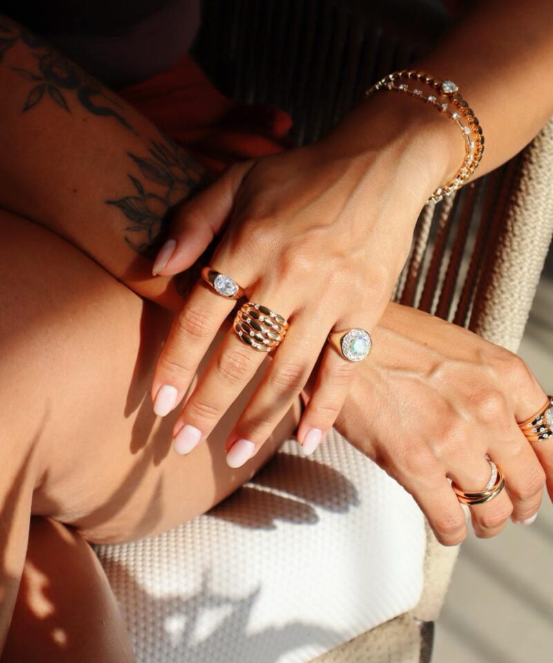 Alternative view of Anel Dedinho Signet Glam com Moissanite Oval e Halo Cravejado - Aro 10
