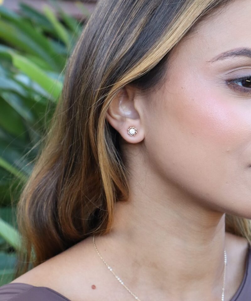 Alternative view of Brinco Fiore Glam Floral com Moissanite Central em Banho de Ouro 18k
