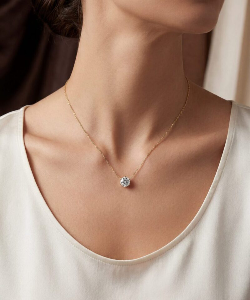 Alternative view of Colar Ponto de Luz Moissanite 6,5 mm em Prata 925 com Banho de Ouro
