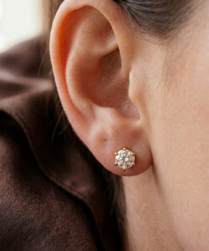 Alternative view of Brinco Solitário Moissanite 5 mm em Prata 925 com Banho de Ouro 18k