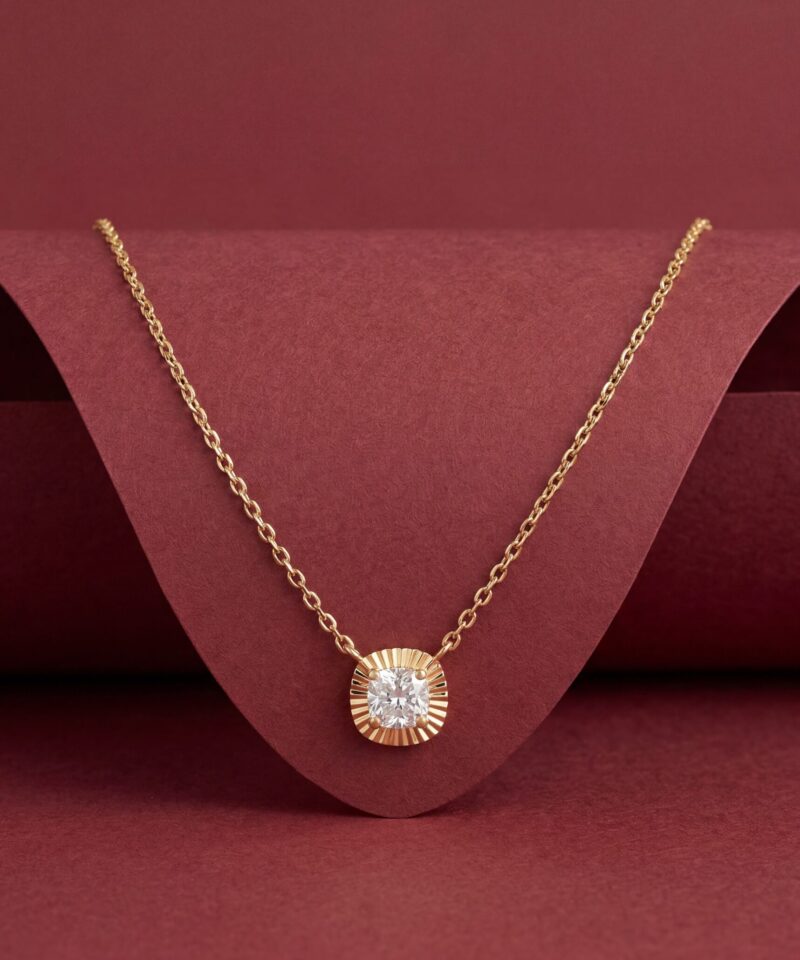 Alternative view of Colar Soléa com Moissanite 5 mm e Halo em Banho de Ouro 18k