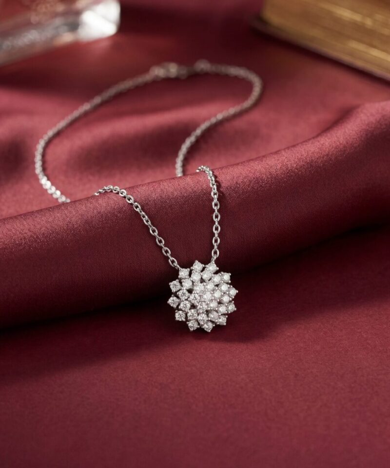Alternative view of Colar Fiora Lumière com Pingente Floral em Moissanite 45 cm