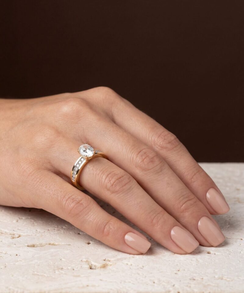 Alternative view of Anel Solitário Siena Moissanite Oval 8x6 mm com Aro Cravejado