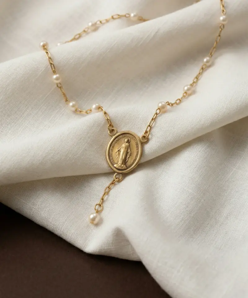 Alternative view of Colar Terço Maria com Pérolas e Medalhão | Monica Di Creddo