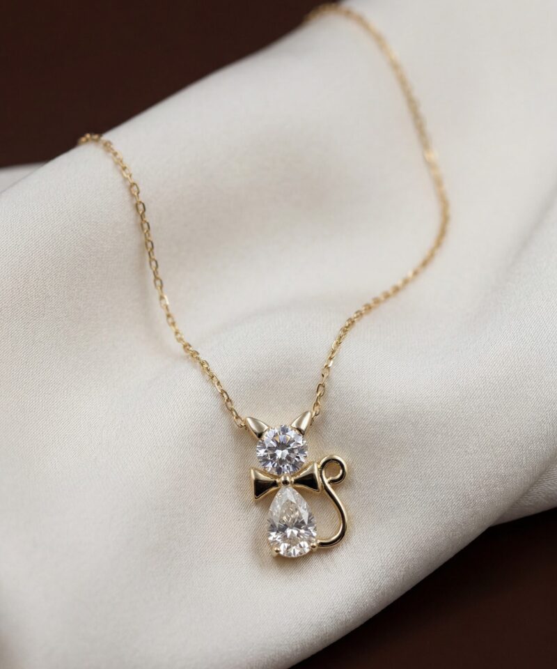 Colar com Pingente de Gato 10 mm Cravejado Dourado