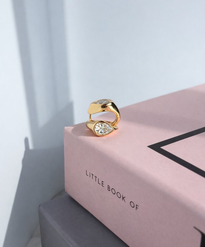 Alternative view of Brinco Argola Gota 7x10 mm Moissanite em Prata 925 com Ouro 18k
