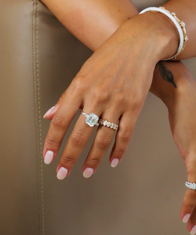 Alternative view of Aliança Cravejada Moissanite Oval em Prata 925 com Banho de Ouro 18k