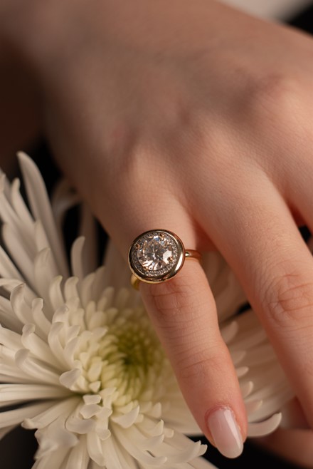 Alternative view of Anel Dedinho Petit Aura Moissanite 8 mm com Halo Cravejado